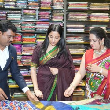 వారాహి సిల్క్స్ రెండో వార్షికోత్సవ వేడుకలు. ముఖ్యఅతిథిగా ప్రీతి రెడ్డి.